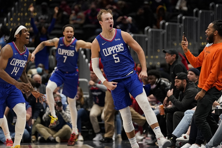 开云下载-红牛二队绝杀哈斯车队，拉塞尔点燃赛场